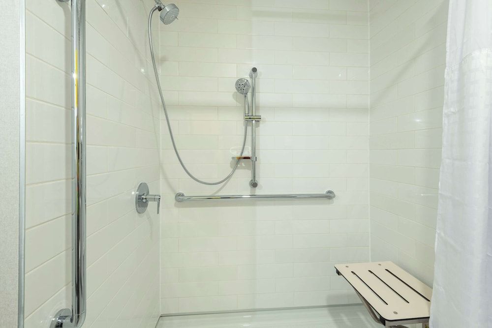 Comfort Inn and Suites Room, 1 King Bed, Accessible, Non Smoking 4