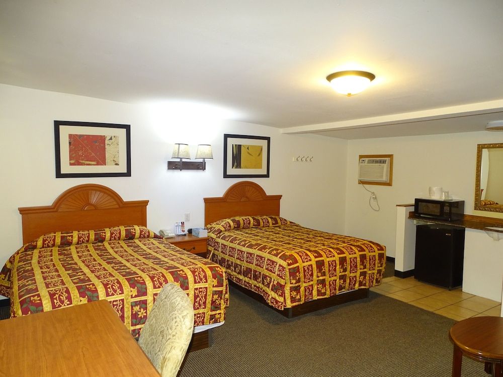 Rivers Inn Fort Madison Standard Double Room, 2 Queen Beds 5