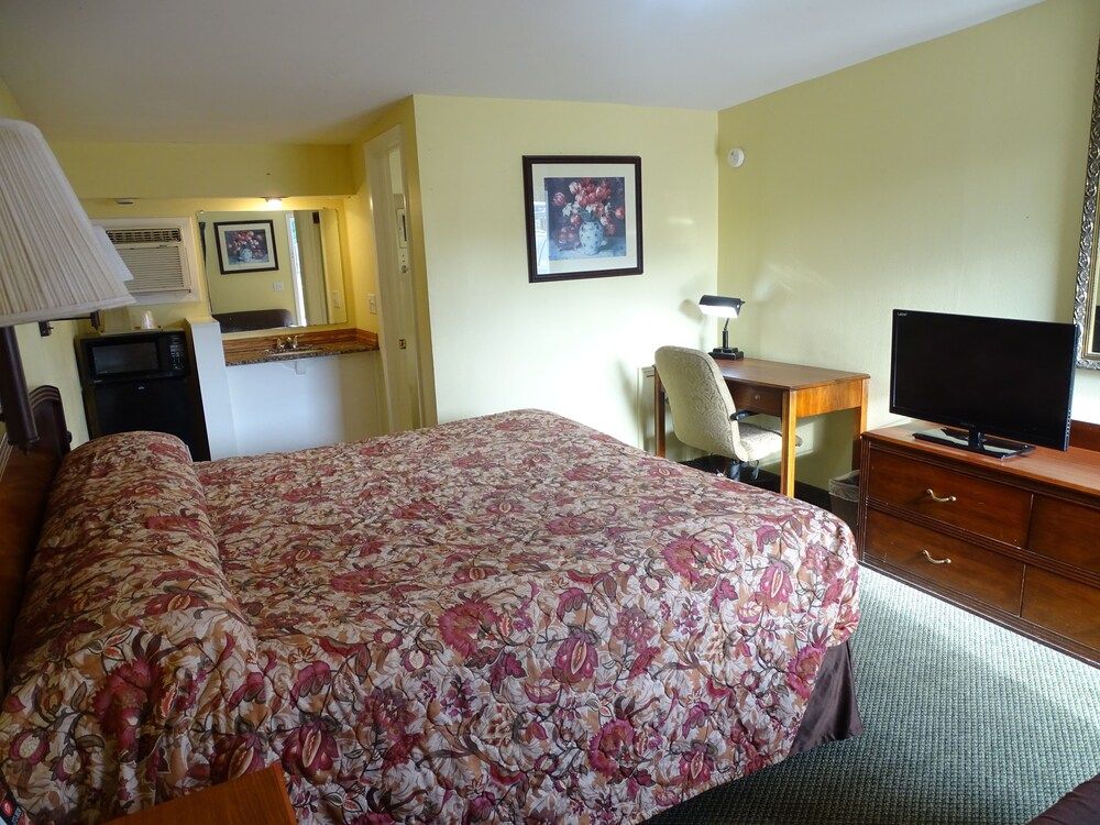 Rivers Inn Fort Madison Standard Room, 1 King Bed 3