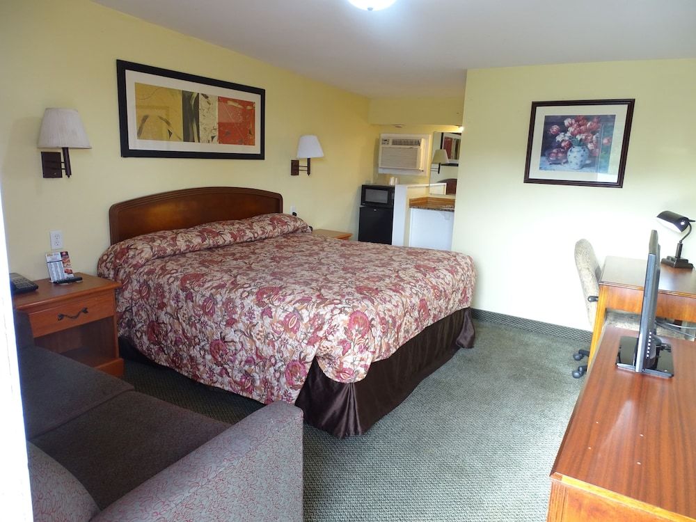 Rivers Inn Fort Madison Standard Room, 1 King Bed 4