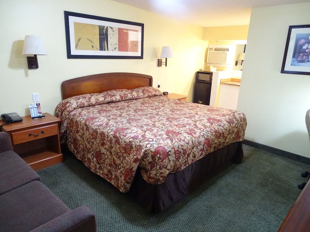 Rivers Inn Fort Madison Standard Room, 1 King Bed 6