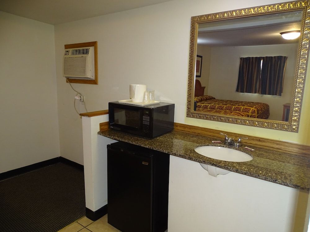 Rivers Inn Fort Madison Standard Double Room, 2 Queen Beds 10