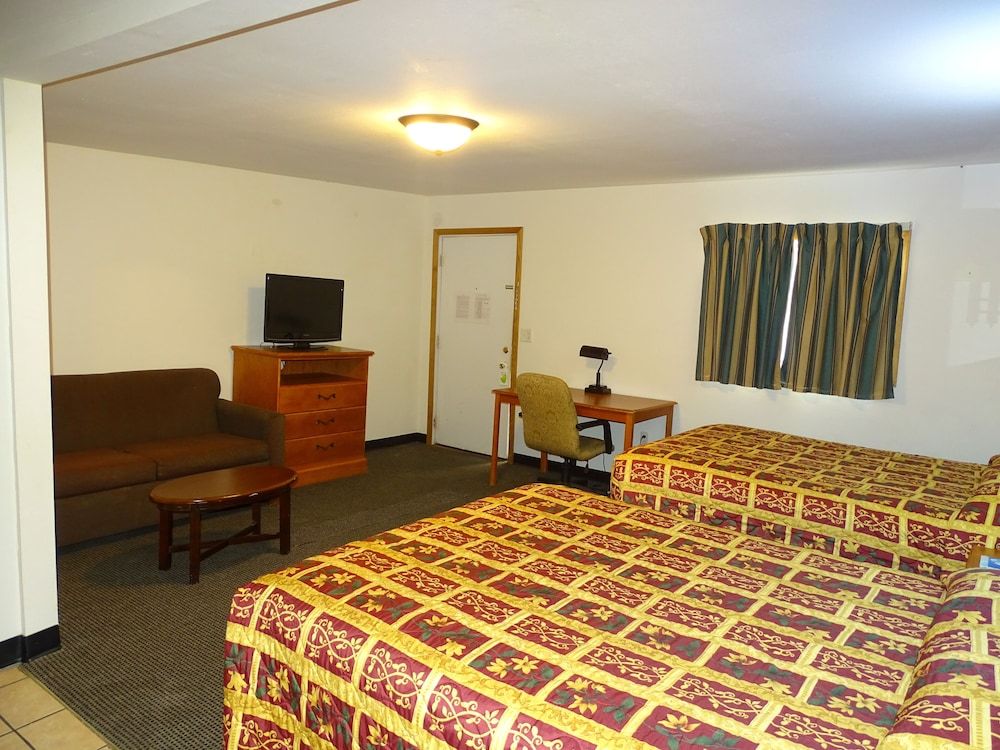 Rivers Inn Fort Madison Standard Double Room, 2 Queen Beds 8