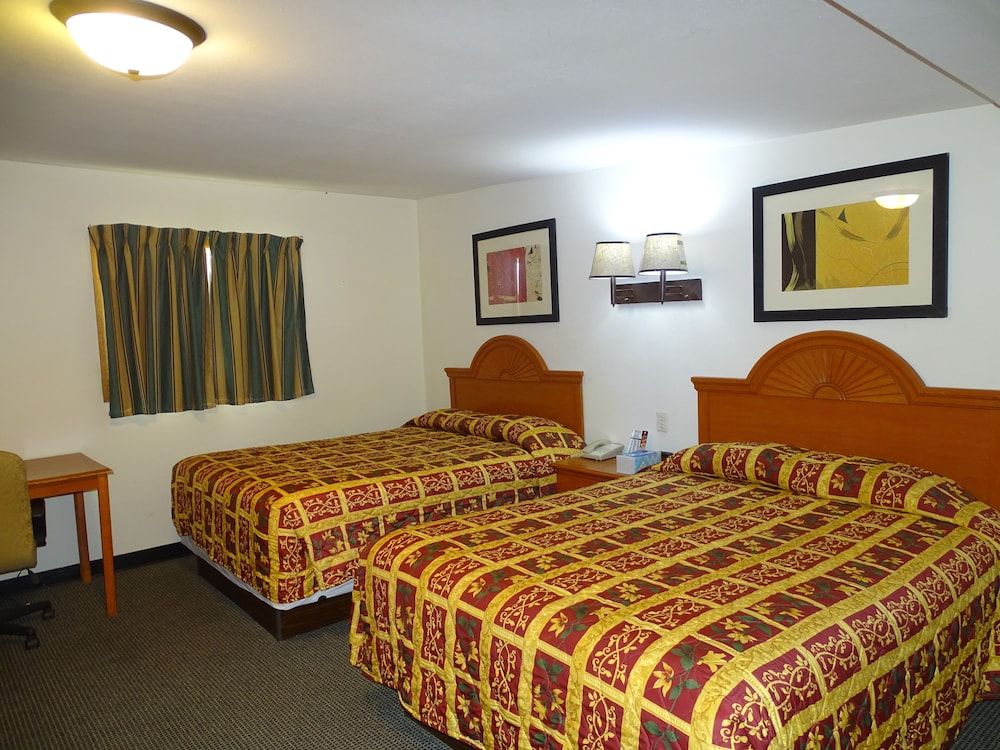 Rivers Inn Fort Madison Standard Double Room, 2 Queen Beds 6