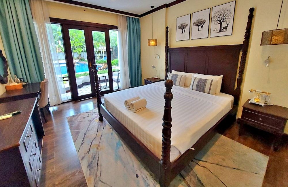 Sunrise Hotel Luang Prabang MekongRiver Deluxe Double Room, 1 King Bed, Pool View 3