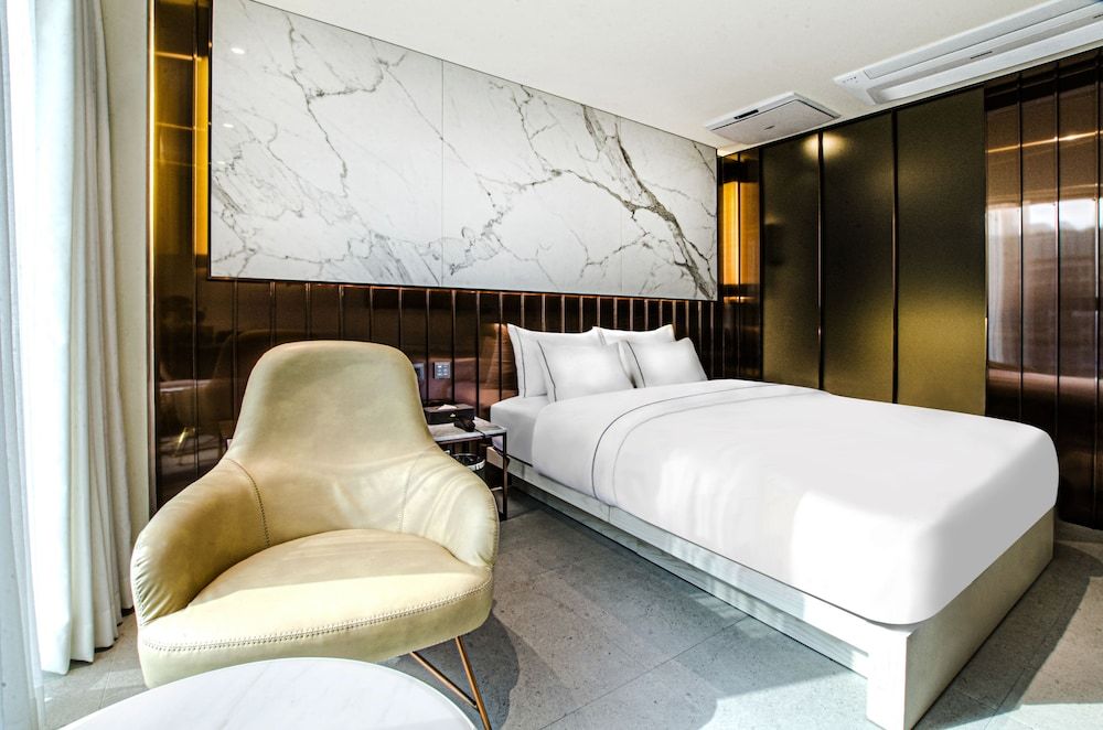 Hotel The Castle 2 Deluxe Double Room (No Parking) 3