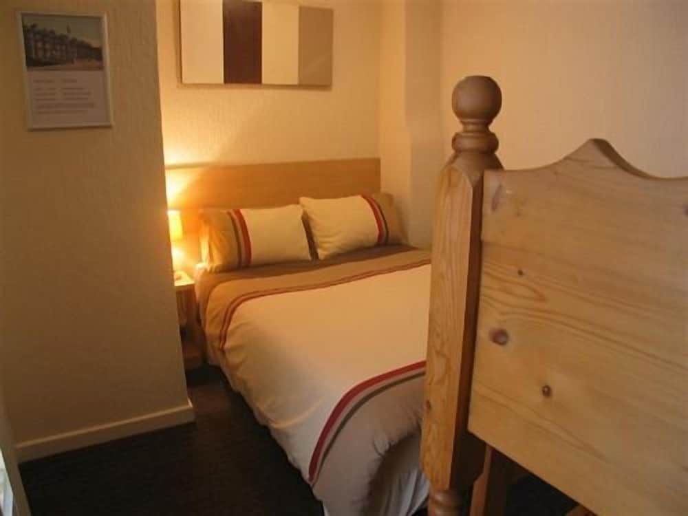 The Penrhyn Family Room 2