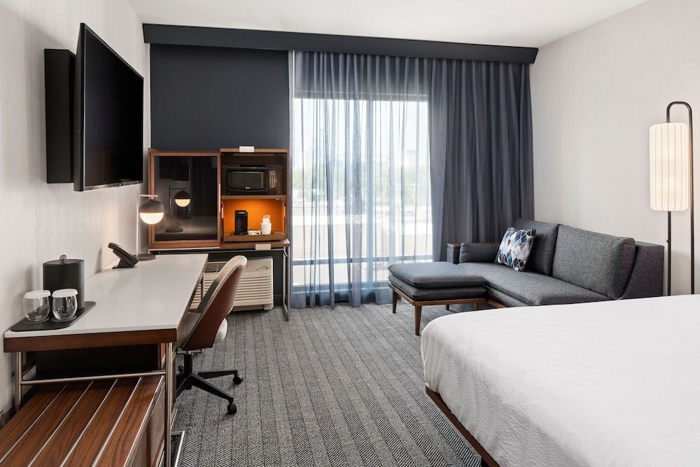 Classic Room, 1 King Bed with Sofa bed (Mobility/Hearing Accessible, Tub)