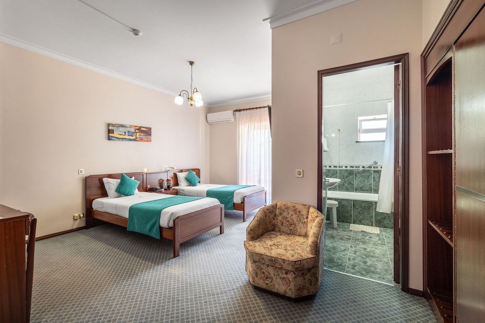 HOTEL COLMEIA MONTE REAL Standard Twin Room 9