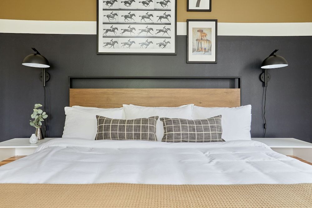 Deluxe Studio, 1 King Bed (Self Check-in with Virtual Front Desk)