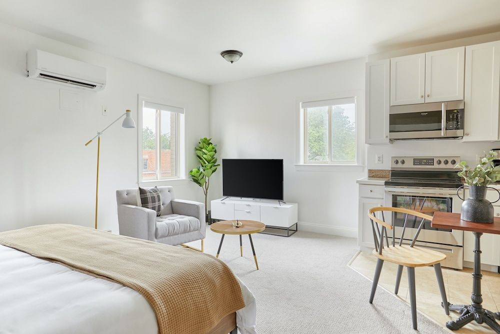 Deluxe Studio, 1 King Bed (Self Check-in with Virtual Front Desk)