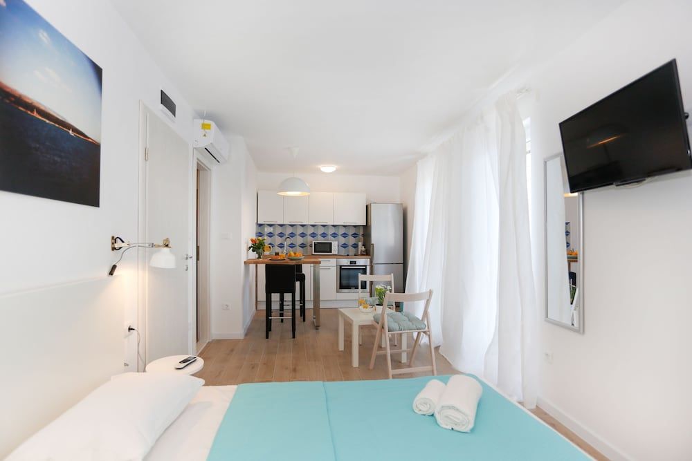 Apartments and Rooms Stone House Studio 2