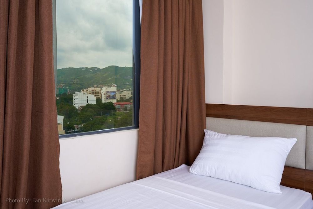 undefined Griffin Hotel and Suites 6