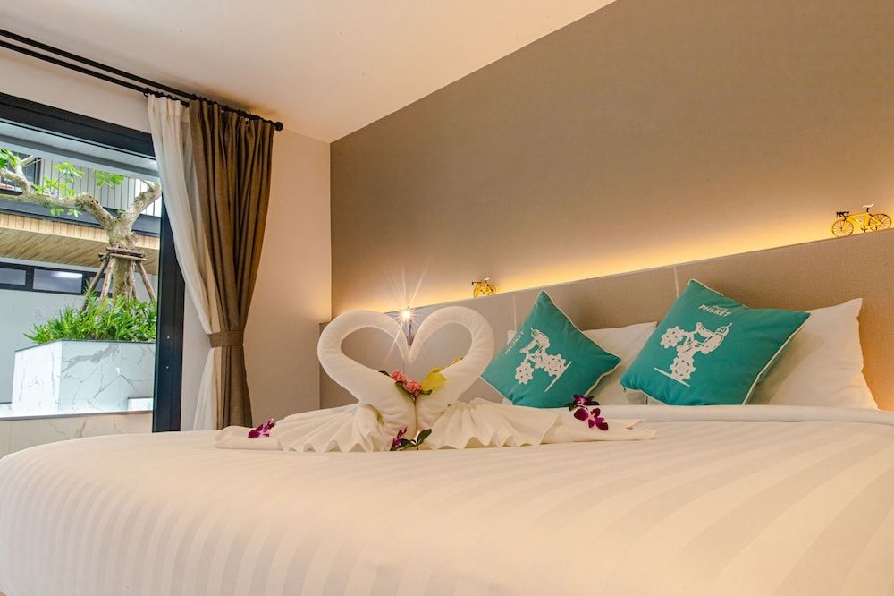 Tour De Phuket Hotel Deluxe Double or Twin Room, Pool Access 2