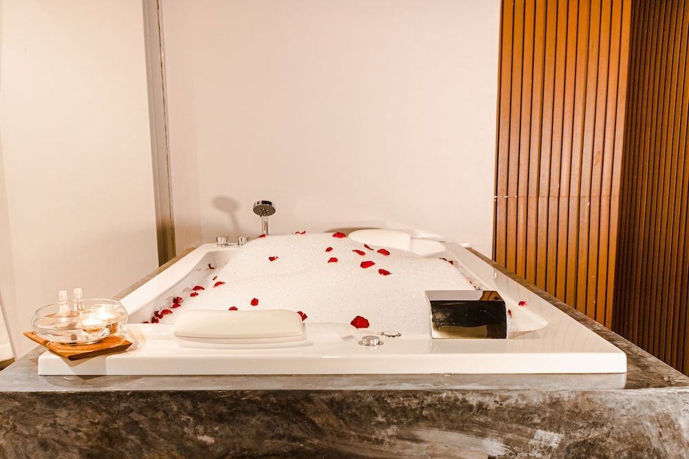 Tour De Phuket Hotel Deluxe Double or Twin Room, Jetted Tub 8