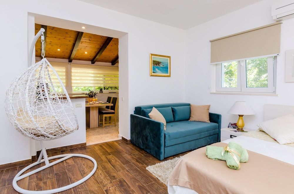 Camelia Luxury Apartments Studio apartment with patio 7