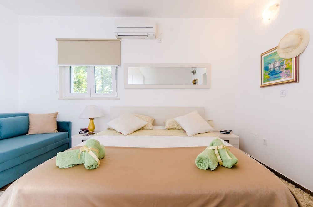 Camelia Luxury Apartments Studio apartment with patio 9