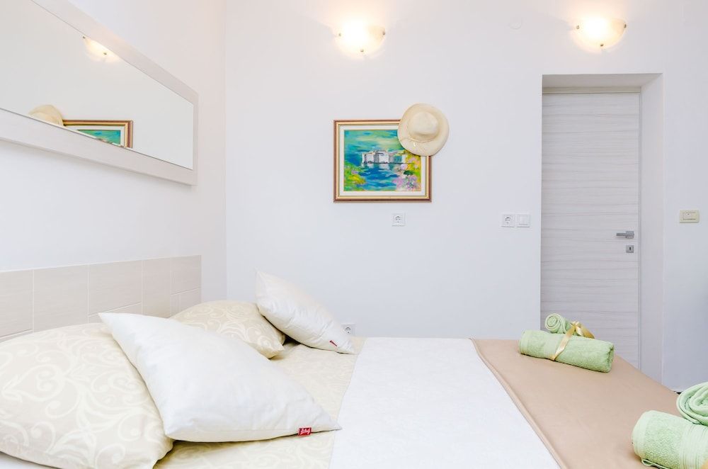 Camelia Luxury Apartments Studio apartment with patio 3