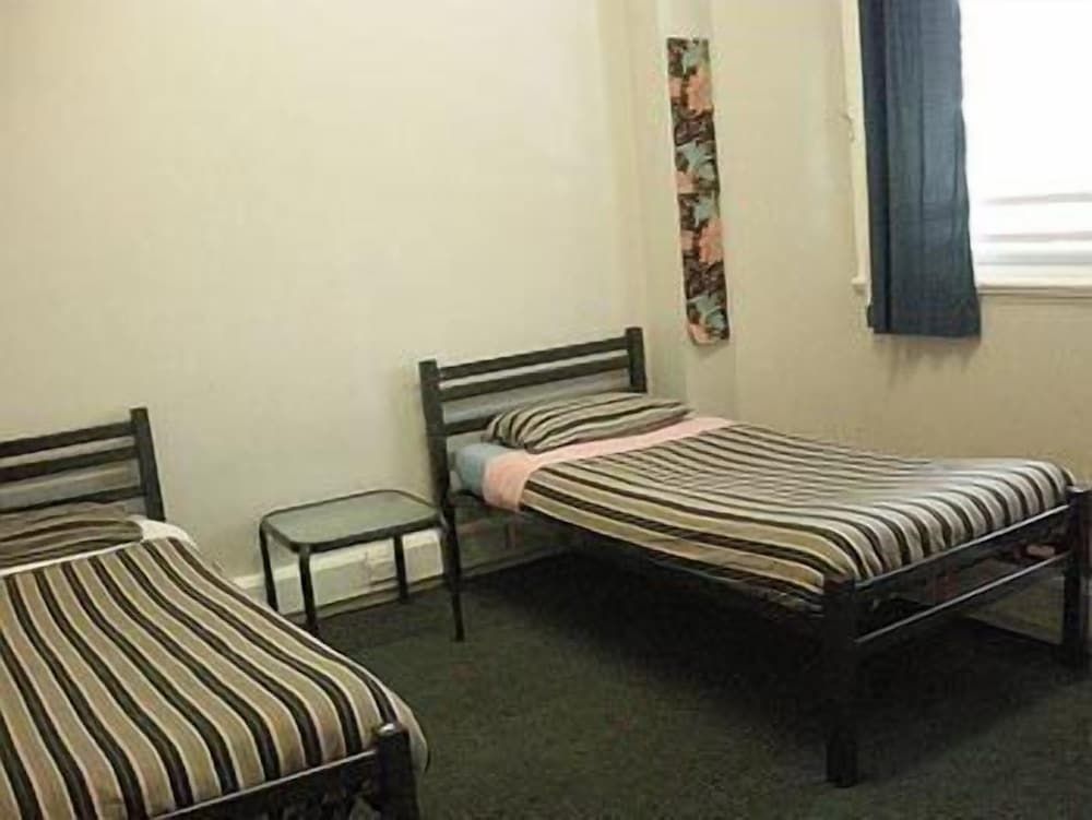 Surf 'N' Snow Backpackers - Hostel Budget Twin Room (No window)