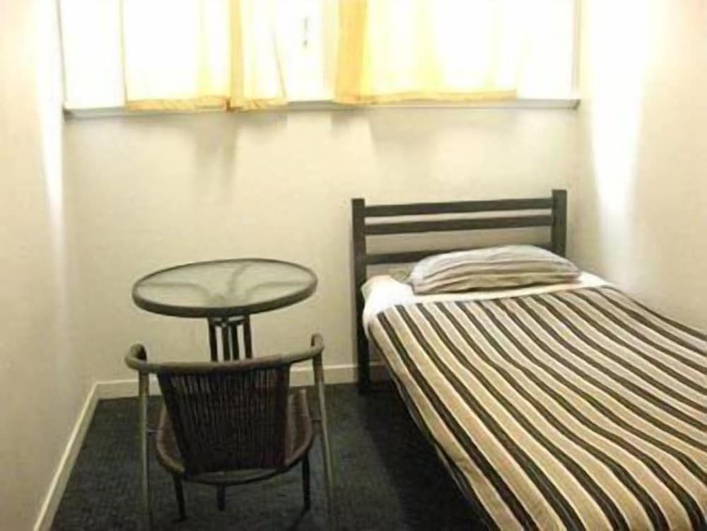 Surf 'N' Snow Backpackers - Hostel Single Room, Shared Bathroom