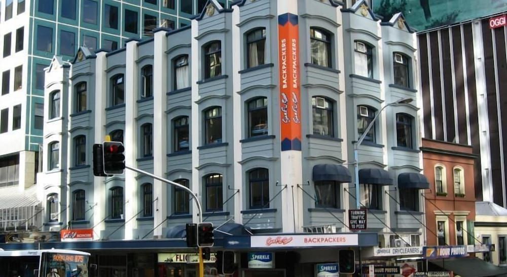 Surf 'N' Snow Backpackers - Hostel