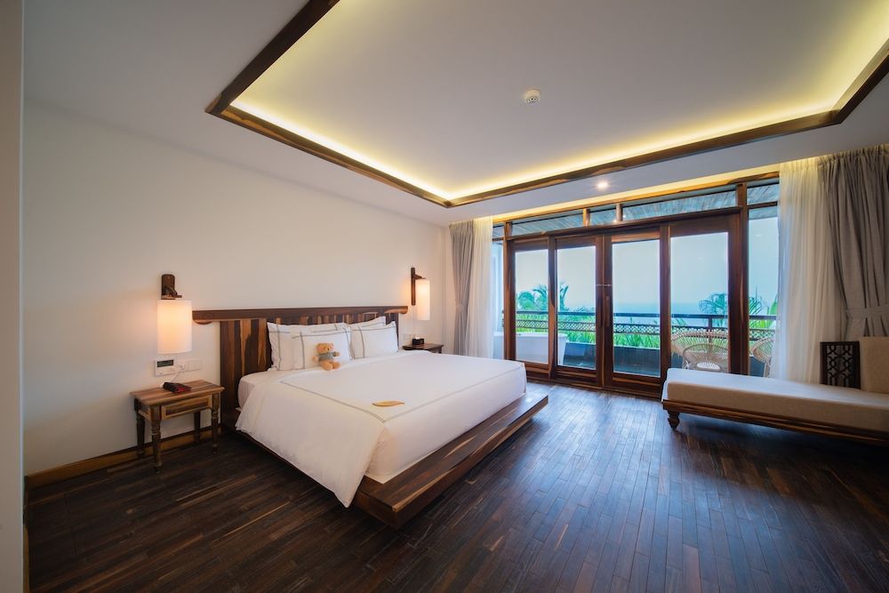 Ocean View Premium King + Sailing Tour