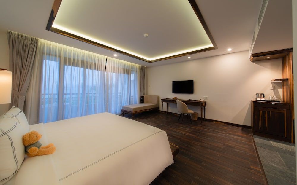 Ocean View Premium King + Sailing Tour