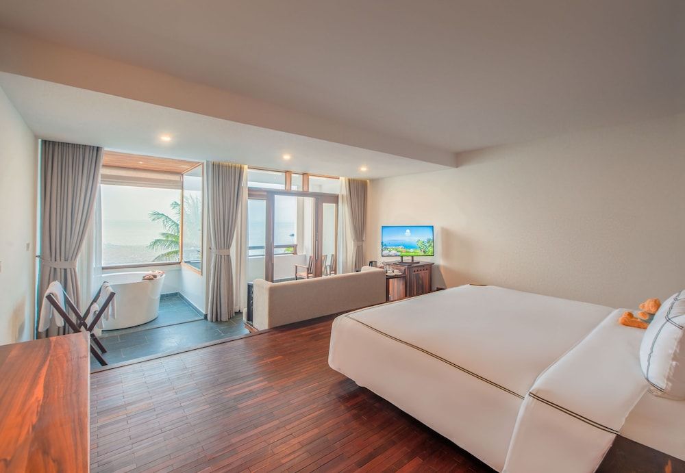 Premier Executive Ocean Suite + Sailing Tour