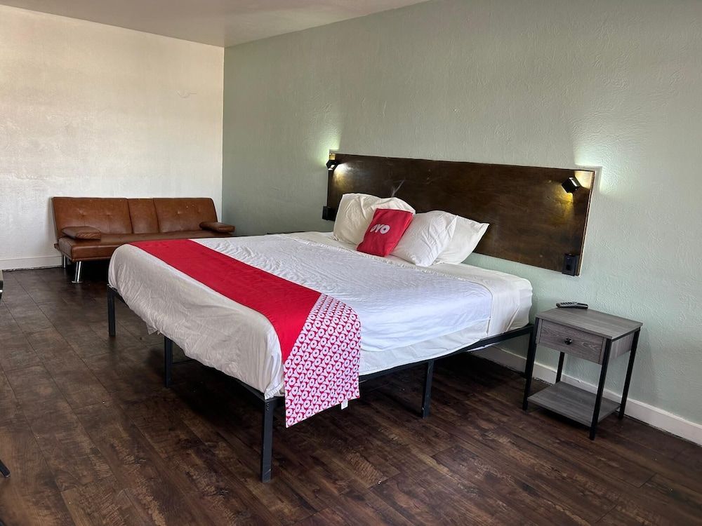 OYO Hotel Downtown Peoria I-74 Room, 1 King Bed with Sofa bed 2