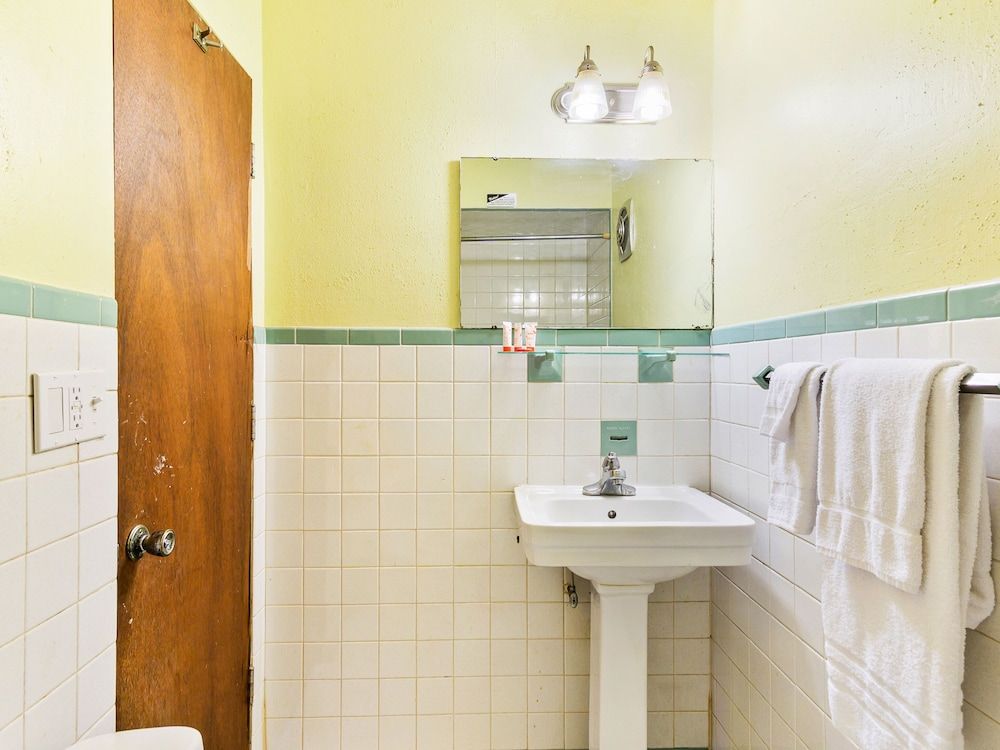 OYO Hotel Downtown Peoria I-74 Room, 1 King Bed 5