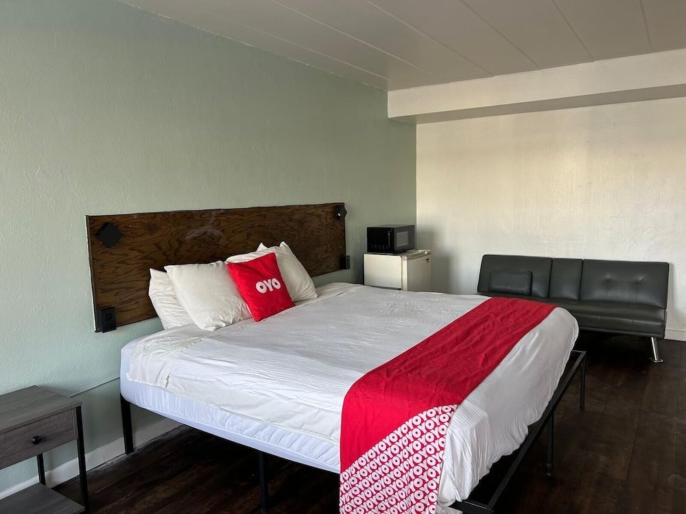 OYO Hotel Downtown Peoria I-74 Room, 1 King Bed with Sofa bed 9