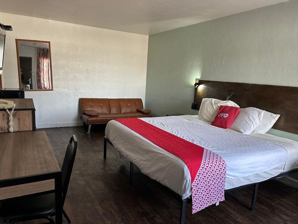 OYO Hotel Downtown Peoria I-74 Room, 1 King Bed with Sofa bed 8