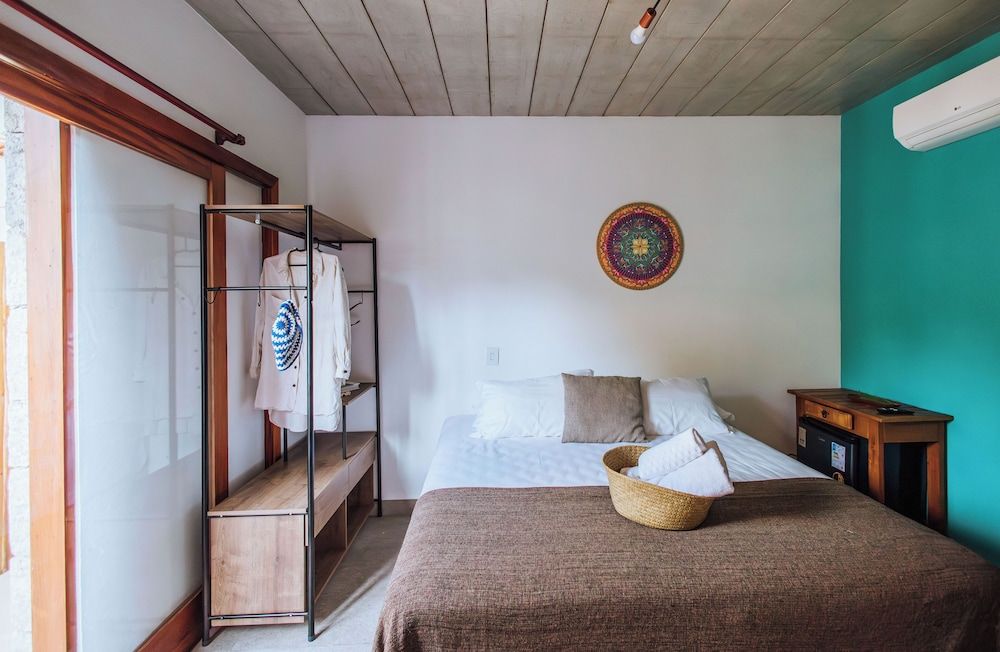 Balcony Street Suite (Pet Friendly)