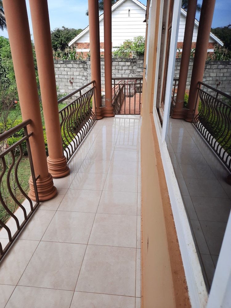 Airport Side Hotel Entebbe Double Room, Bathtub, Garden View 7