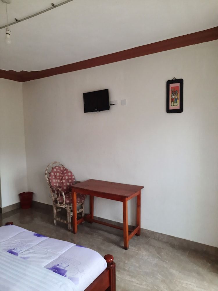 Airport Side Hotel Entebbe Double Room, Bathtub, Garden View 12