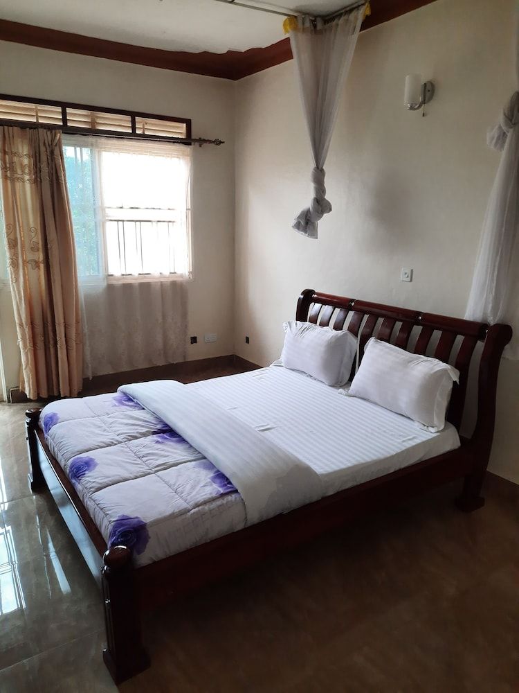 Airport Side Hotel Entebbe Double Room, Bathtub, Garden View 3