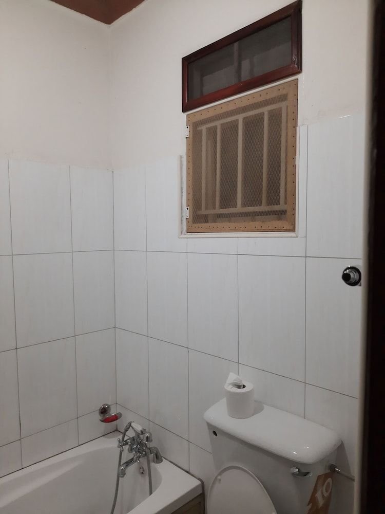Airport Side Hotel Entebbe Double Room, Bathtub, Garden View 9