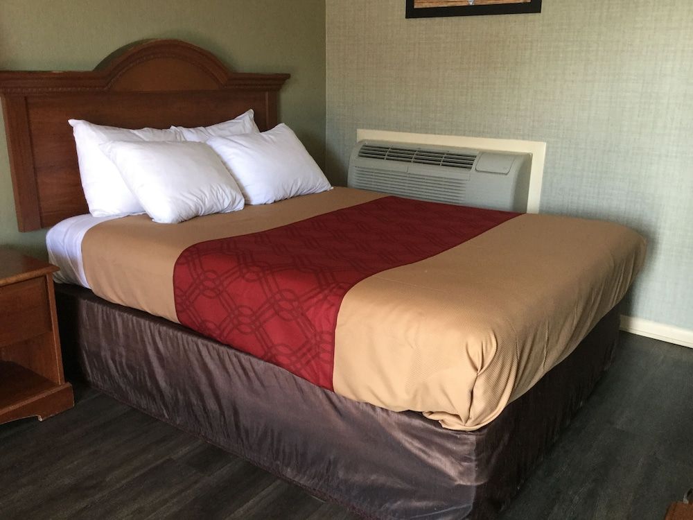 Falls Inn Standard Room, 1 Queen Bed 4