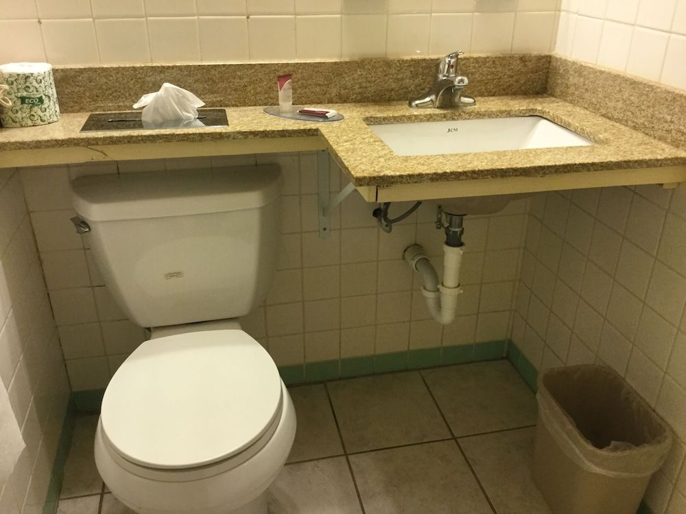 Falls Inn Standard Room, 1 Queen Bed 6