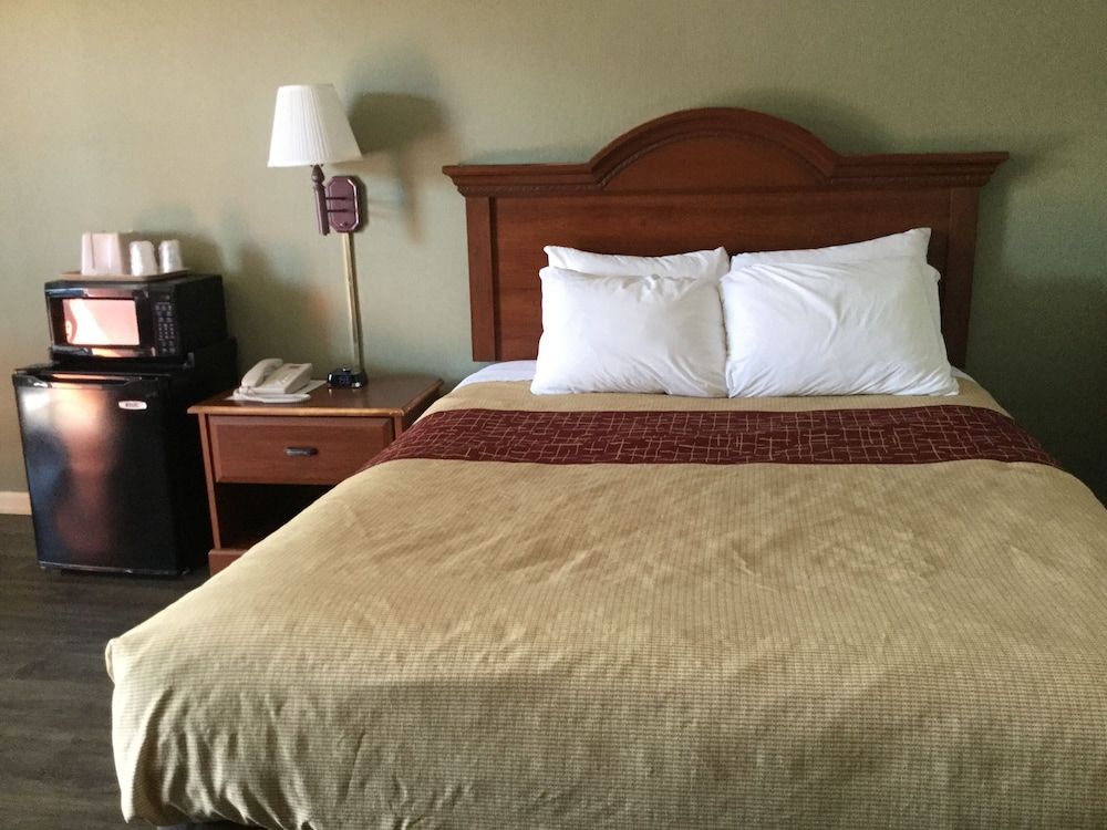 Falls Inn Standard Room, 1 Queen Bed 3