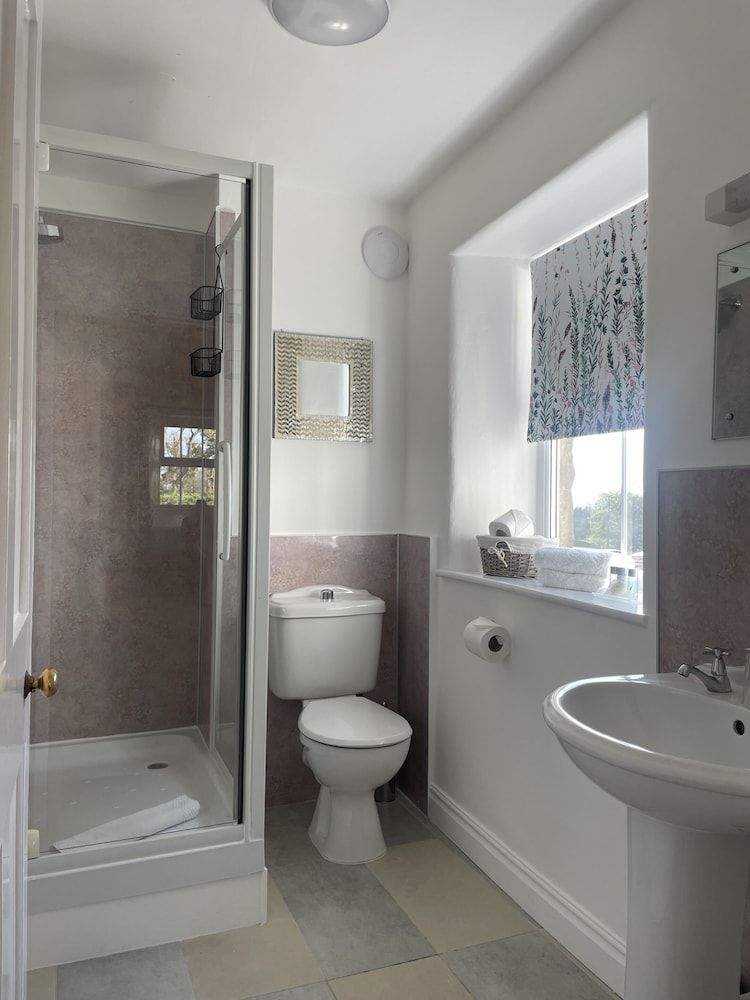 Pheasant Inn Twin Room, Ensuite 3