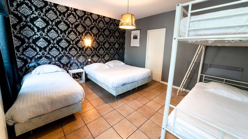 Quintuple Room