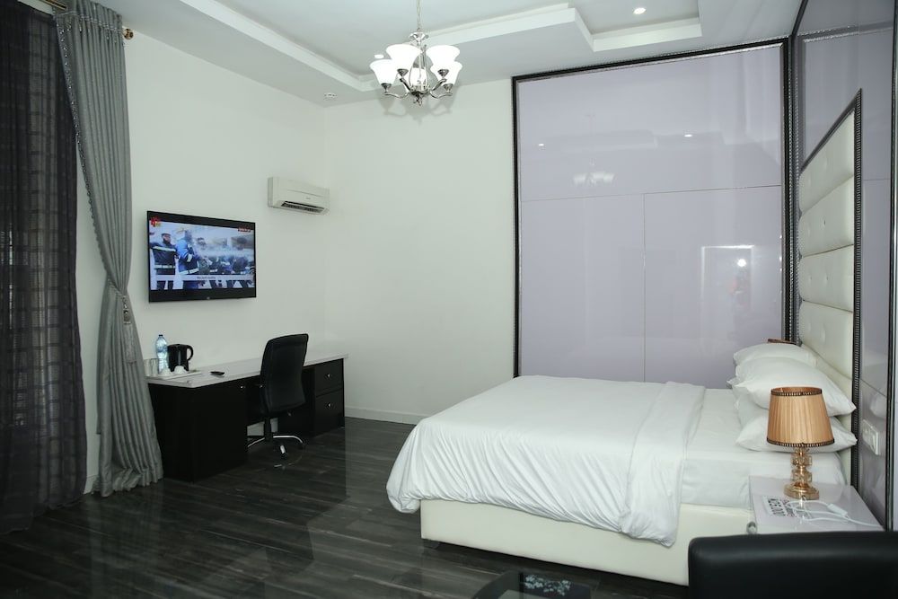 PoshLux Executive Hotel Executive Room, 1 King Bed 4
