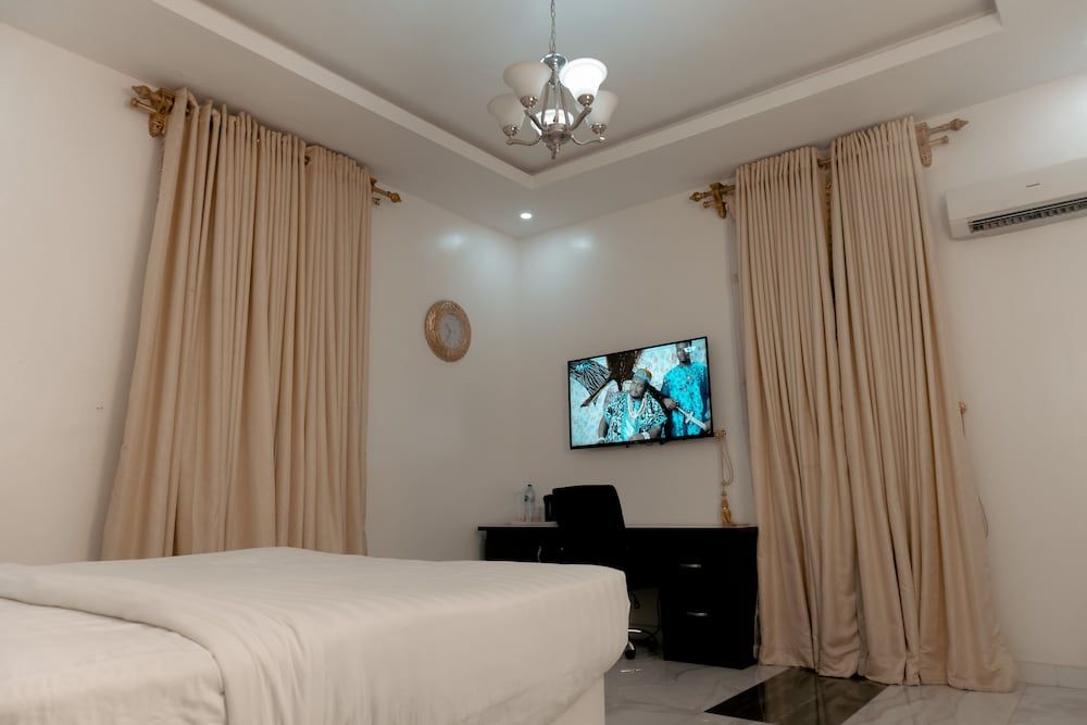 PoshLux Executive Hotel