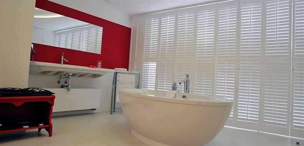 Deep Soaking Bathtub