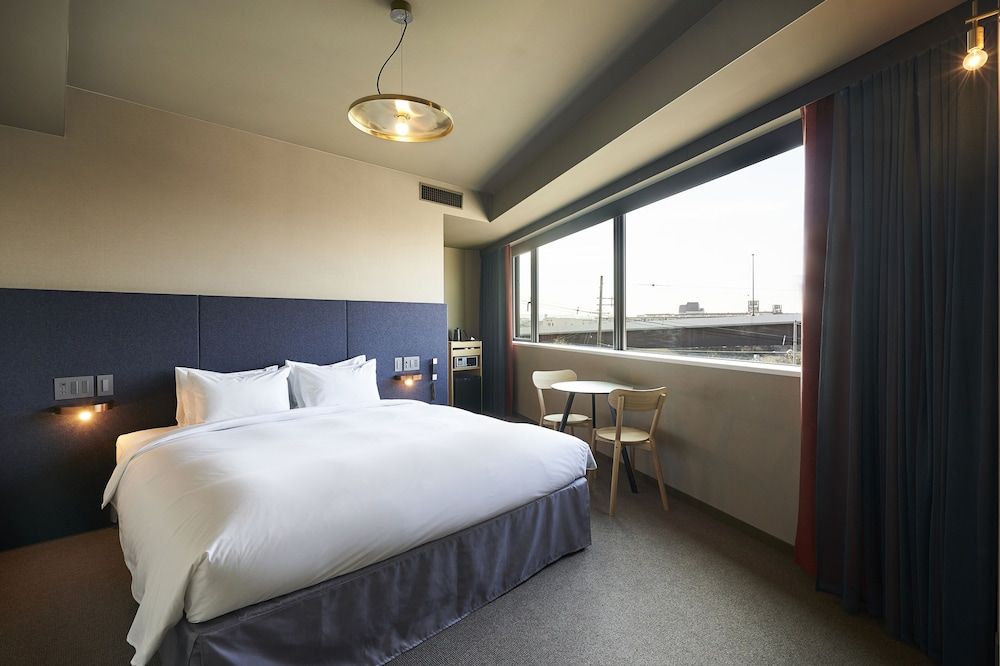 Deluxe King with Stacking Bed, Non Smoking (Shower Only)