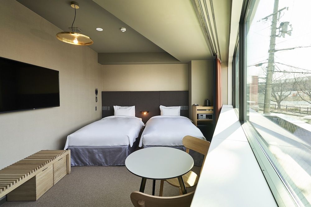 Universal Room Twin with Stacking Bed, Non Smoking (Shower and Bathtub)