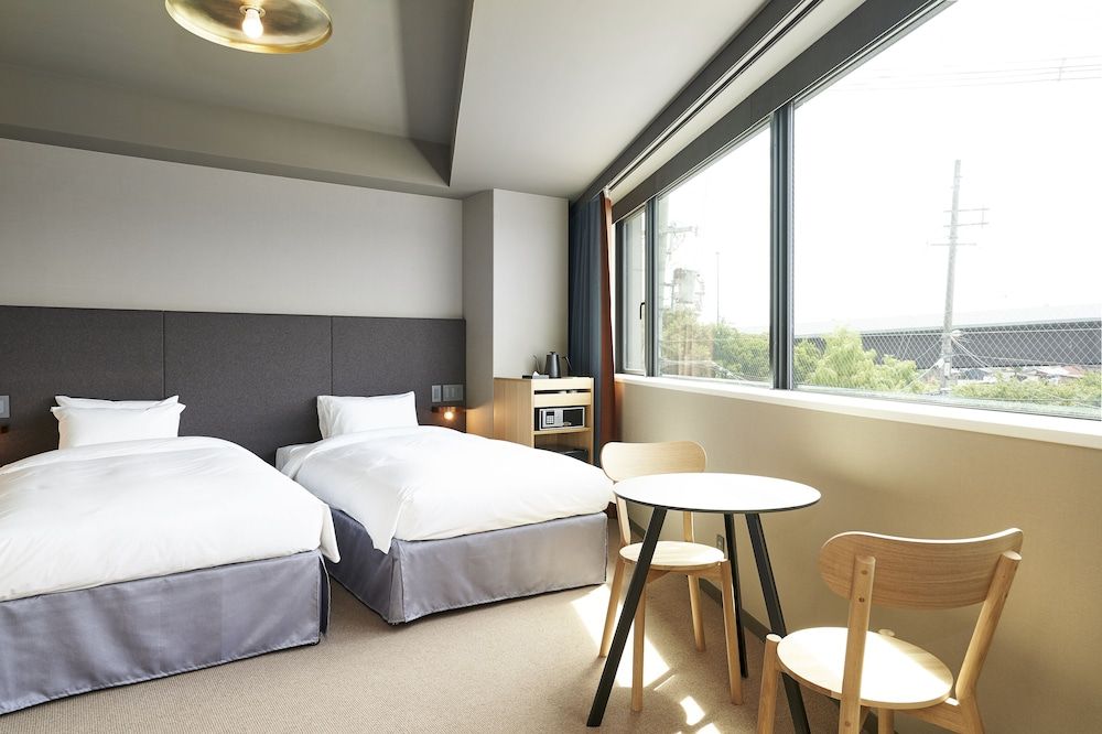 Deluxe Twin with Stacking Bed, Non Smoking (Shower and Bathtub)