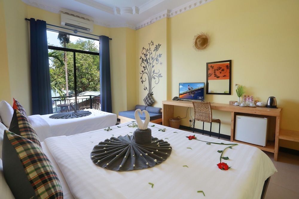 Central Privilege Hotel Deluxe Family Room with Balcony 3