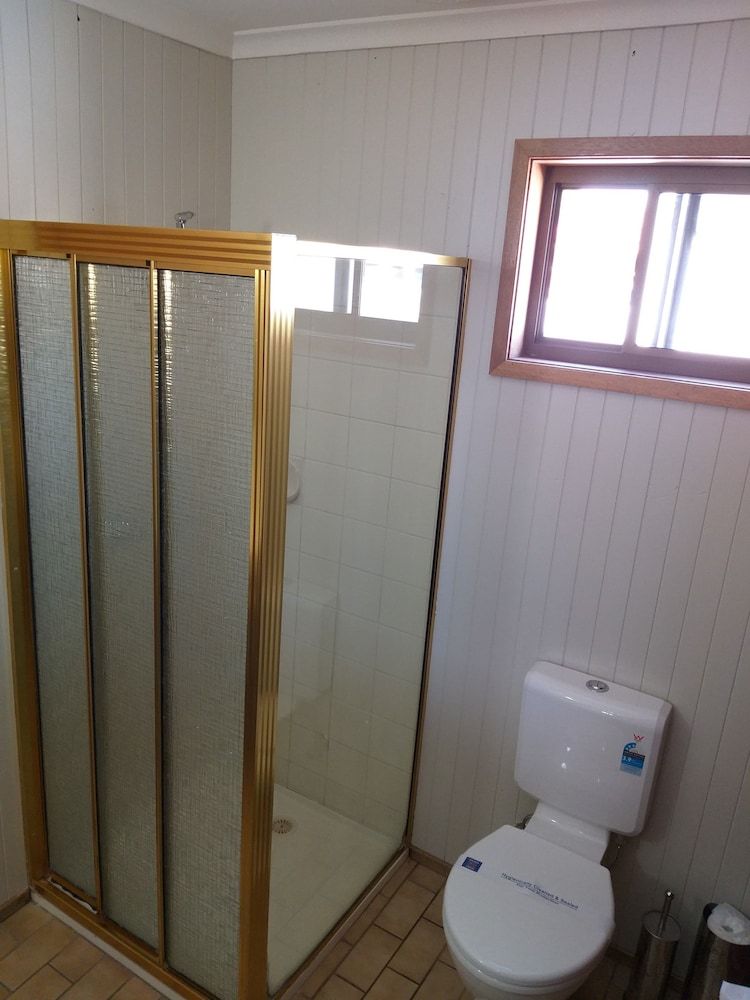 Country Mile Motor Inn Twin Room 4